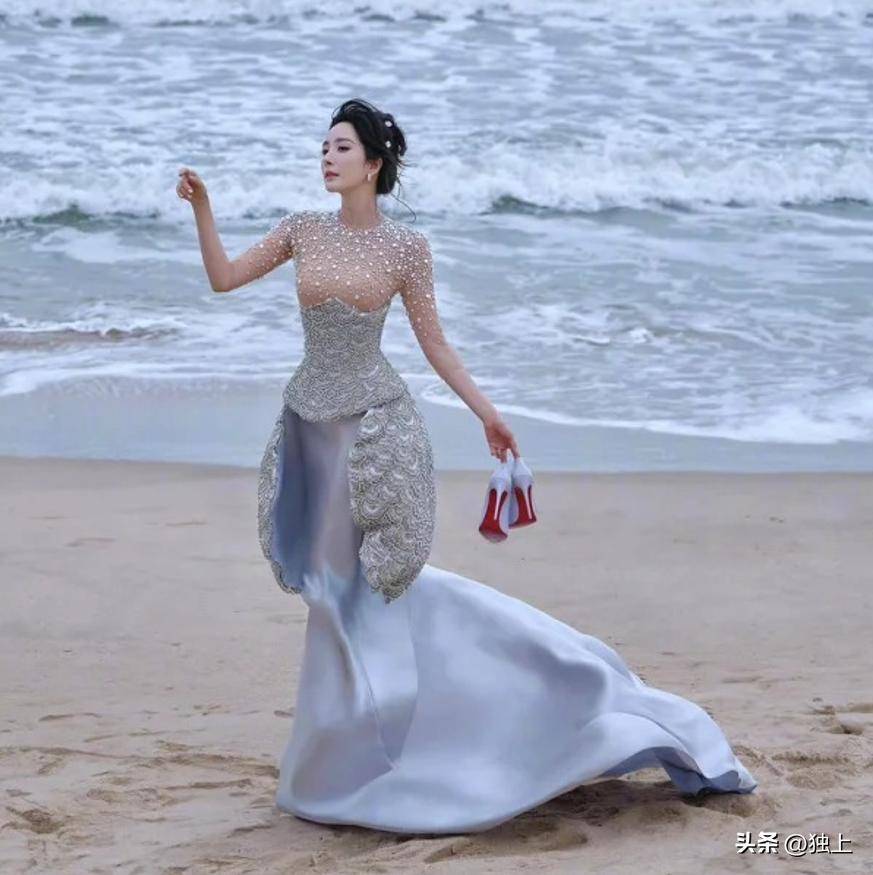 杨幂修改高定走红毯模特穿时上半身露点杨幂加了内衬效果一般